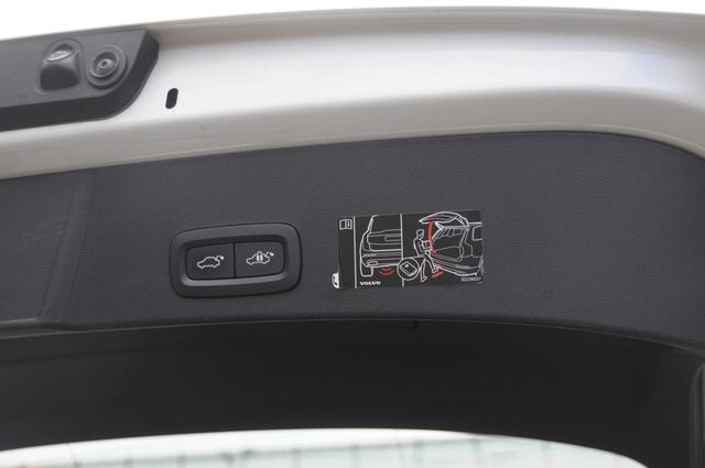 Volvo XC40 T5 262PK Automaat Recharge R-Design / BLIS / Stoel - en stuurwielverwarming / Leder met alcantara interieur / Parkeersensoren met 360 camera / Keyless entry / Elektrische stoelen met geheugen / Panoramadak / Harman kardon