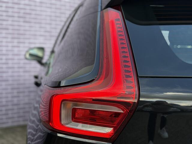 Volvo XC40 2.0 B4 Plus Dark | Trekhaak | Memory | Zitting verlengers | parkeersensoren vóór en achter | camera | Google auto | Full LED | verwarmde voorstoelen en stuurwiel | trekgewicht 2000KG! |