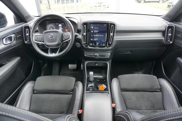 Volvo XC40 2.0 T5 AWD R-Design Intro Edition | 2100KG TREKGEWICHT | Trekhaak | Schuif/kantel panoramadak | BLIS | Keyless entry/start | Volvo on Call | Parkeercamera | Stoelverwarming | Adaptieve cruise control |