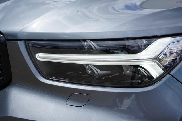 Volvo XC40 2.0 T5 AWD R-Design Intro Edition | 2100KG TREKGEWICHT | Trekhaak | Schuif/kantel panoramadak | BLIS | Keyless entry/start | Volvo on Call | Parkeercamera | Stoelverwarming | Adaptieve cruise control |