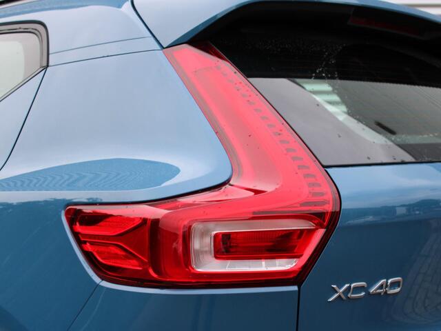 Volvo XC40 2.0 B4 Plus Dark Automaat / Trekhaak / Harman Kardon / Reservewiel / Verwarmd voorruit