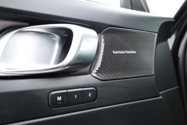 Volvo XC40 2.0 B3 Black Edition | Adapt. Cruise | Dodehoek | 360cam | CarPlay | Harman Kardon