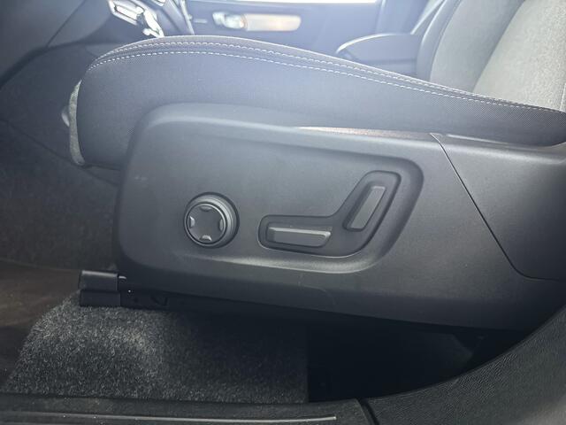 Volvo XC40 B4 Plus Dark | Parkeercamera | Stoel- en Stuurverwarming | Harman Kardon | Trekhaak