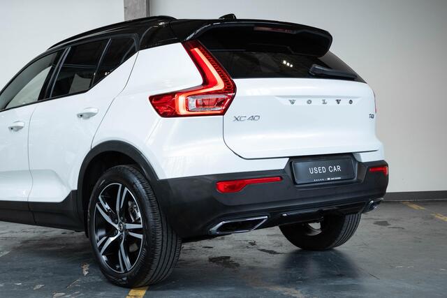 Volvo XC40 T4 Automaat R-Design | Panoramadak | Semi Electrische Wegklapbare trekhaak | Adaptive Cruise Control | BLIS | Comfortstoelen | Parkeercamera | Parkeersensoren voor + achter | Parkeerverwarming | Keyles Entree