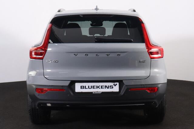Volvo XC40 B3 Plus Dark - IntelliSafe Assist & Surround - 360º Camera - Harman/Kardon audio - Verwarmde voorstoelen & stuur - Parkeersensoren voor & achter - Elektr. bedienb. voorstoelen met geheugen links - Draadloze tel. lader - Extra getint glas - 19' LMV