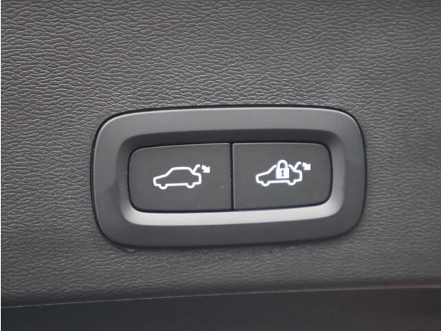 Volvo XC40 2.0 B4 Plus Dark / Trekhaak / Harman Kardon / Elektrische Stoelen / Stoel+Stuurverwarming / Pilot Assist / Allseasonbanden / Keyless /