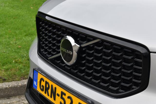 Volvo XC40 B4 211PK Automaat Plus Dark | H&K | Trekhaak | ACC | Allseasons | Camera | Elektr. stoel |