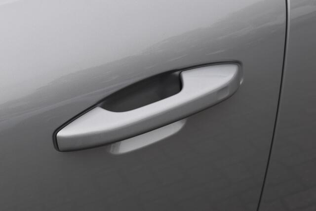 Volvo XC40 B4 211PK Automaat Plus Dark | H&K | Trekhaak | ACC | Allseasons | Camera | Elektr. stoel |