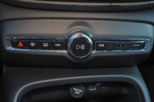 Volvo XC40 B3 Core - IntelliSafe Assist & Surround - 360º Camera - Verwarmde voorstoelen & stuur - Parkeersensoren voor & achter - Draadloze tel. lader - Extra getint glas - 18' LMV