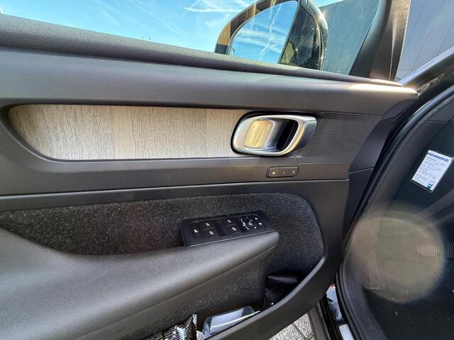 Volvo XC40 2.0 T4 Inscription | Nieuw Binnen | Panorama-Schuifdak | Leder | memory | Adaptieve Cruise controle | Blis | Keyless |