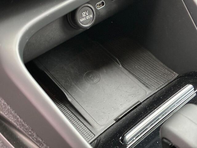 Volvo XC40 Recharge Plus 70 kWh | Adaptieve Cruise Control | Trekhaak | Stoel en Stuurverwarming | Warmtepomp | BLIS | All-Season Banden |