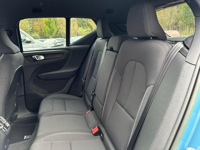 Volvo XC40 Recharge Plus 70 kWh | Adaptieve Cruise Control | Trekhaak | Stoel en Stuurverwarming | Warmtepomp | BLIS | All-Season Banden |