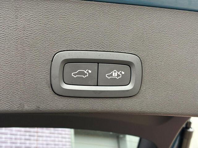 Volvo XC40 Recharge Plus 70 kWh | Adaptieve Cruise Control | Trekhaak | Stoel en Stuurverwarming | Warmtepomp | BLIS | All-Season Banden |