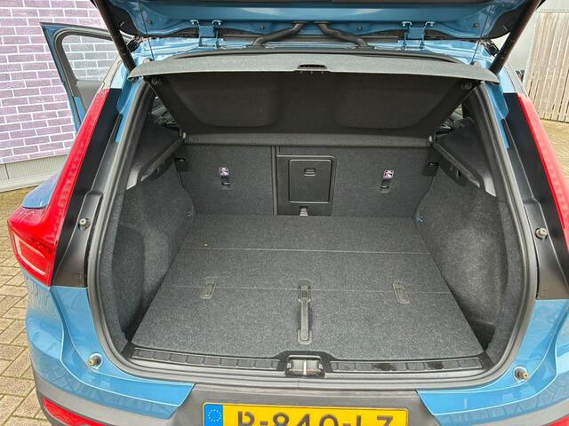 Volvo XC40 Recharge Plus 70 kWh | Adaptieve Cruise Control | Trekhaak | Stoel en Stuurverwarming | Warmtepomp | BLIS | All-Season Banden |