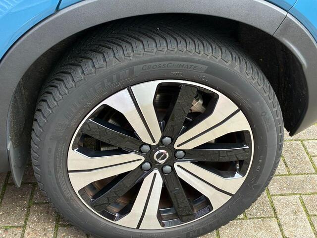 Volvo XC40 Recharge Plus 70 kWh | Adaptieve Cruise Control | Trekhaak | Stoel en Stuurverwarming | Warmtepomp | BLIS | All-Season Banden |