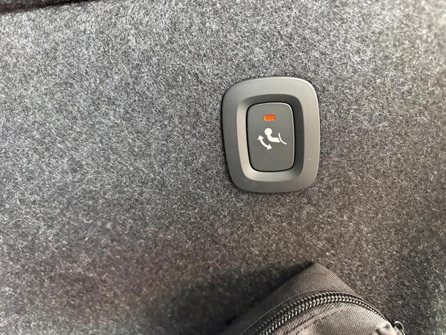 Volvo XC40 2.0 B4 Plus Dark | Elektrische stoelverstelling | Trekhaak | Harman/Kardon |