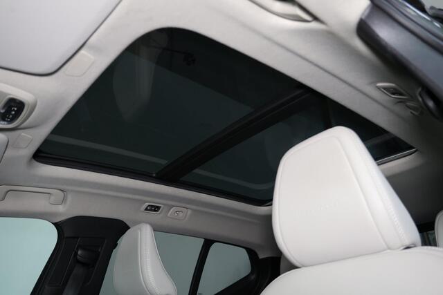 Volvo XC40 T4 Inscription - Panorama/schuifdak - Parkeercamera achter - Verwarmde voorstoelen - Parkeersensoren voor & achter - Elektr. bedienb. voorstoelen met geheugen links - Cruise control - Extra getint glas - 19' LMV