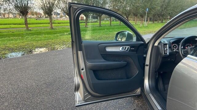 Volvo XC40 2.0 T4 AWD INSCRIPTION 23.000KM!!! 1E EIGENAAR!!! NAVIGATIE, APPLE CARPLAY, HARMAN/KARDON, LEER, STOELVERWARMING, VOORRUITVERWARMING, SFEERVERLICHTING, ELEC. ACHTERKLEP, PARKEERHULP V/A, ACHTERUITRIJCAMERA, LED-LICHT, 18"L/M-VELGEN, ENZ. ENZ. FULL OPTIONS