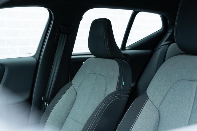 Volvo XC40 T2 Momentum Aut. | Park Assist V+A | Parkeercamera | 19" Lichtmetalen Velgen | Navigatie | Apple CarPlay & Android Auto |