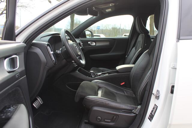 Volvo XC40 2.0 T4 R-Design / Trekhaak / Panoramadak / Camera / Harman Kardon / Leder&Alcantara / 19'' / Bliss / CarPlay / Stoelverwarming / DAB / ACC