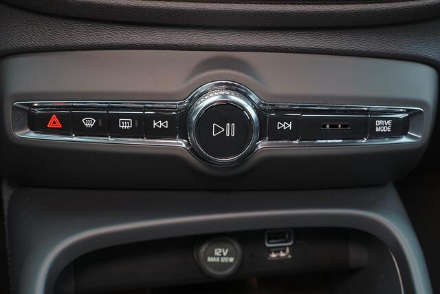 Volvo XC40 T5 Recharge Plus Dark - IntelliSafe Assist - 360º Camera - Harman/Kardon audio - Verwarmde voorstoelen & stuur - Parkeersensoren voor & achter - Elektr. bedienb. voorstoelen met geheugen links - Draadloze tel. lader - Extra getint glas - 19' LMV