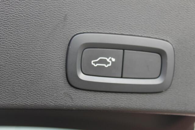 Volvo XC40 T3 163PK automaat Momentum Pro / Climate Control/ Cruise control/ elektrische achterklep/ Bluetooth/ Apple carplay/ Drive mode/ Parkeersensoren met camera/ Navigatie