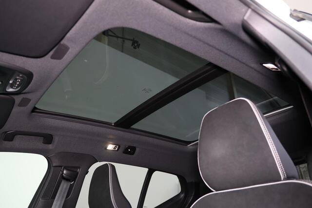 Volvo XC40 T5 Recharge Ultimate Dark Panorama/schuifdak - IntelliSafe Assist & Surround - 360º Camera - Harman/Kardon audio - Verwarmde voorstoelen & stuur - Parkeersensoren voor & achter - Extra getint glas - 19' LMV