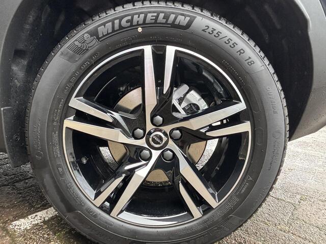 Volvo XC40 2.0 B4 Core Business Edition / 18 inch / Stoelverwarming / Elek. achterklep / Getinte ramen /