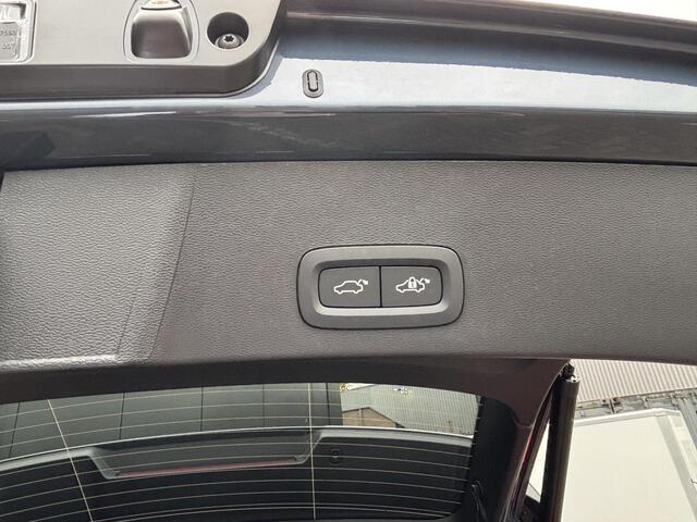 Volvo XC40 2.0 B4 Core Business Edition / 18 inch / Stoelverwarming / Elek. achterklep / Getinte ramen /