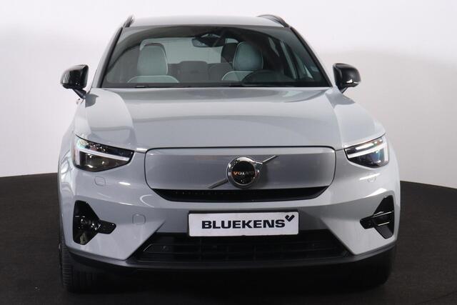 Volvo XC40 Extended Range Plus 82 kWh - IntelliSafe Assist & Surround - 360º Camera - Harman/Kardon audio - Verwarmde voorstoelen, stuur & achterbank - Parkeersensoren voor & achter - Elektr. bedienb. bestuurdersstoel met geheugen - Wollen bekleding - Draadloze tel.