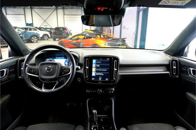 Volvo XC40 1.5 T5 193kW/262pk DCT7 Recharge R-Design HARMAN/KARDON + EL.TREKHAAK + LEER/ALCANTARA + EL.STOEL MET MEMORY + CRUISE + LANE ASSIST + NAVI SENSUS + KEYLESS ENTRY&GO + CAMERA + PARKSENSOREN V&A + 19" LM-VELGEN!!
