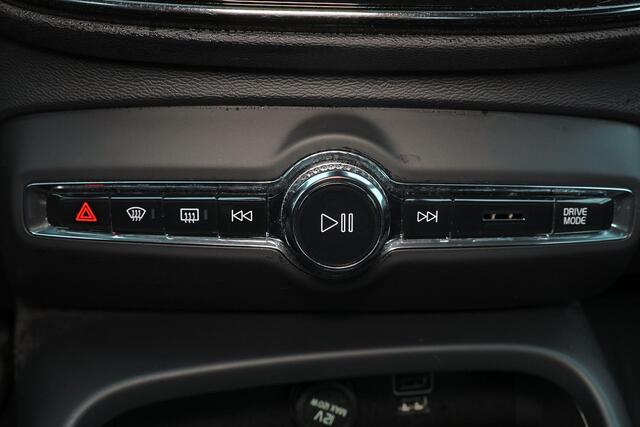 Volvo XC40 T4 Recharge Inscription Expression - IntelliSafe Assist & Surround - Parkeercamera achter - Parkeersensoren voor & achter - Apple Carplay & Android Auto - Standkachel - 18' LMV