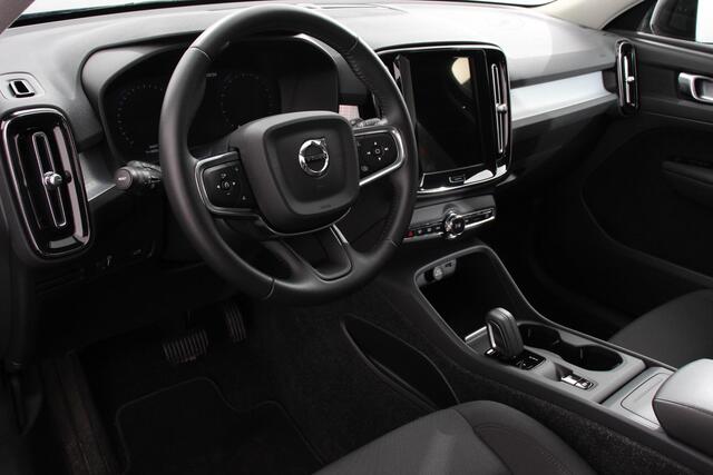 Volvo XC40 1.5 T3 163pk Automaat Momentum Navigatie Apple Carplay/Android Auto Stoelverwarming Parkeersensoren Adaptive Cruise Control Virtual Cockpit LED kop- en mistlampen Draadloos laden Sensus Connect met High Performance Sound