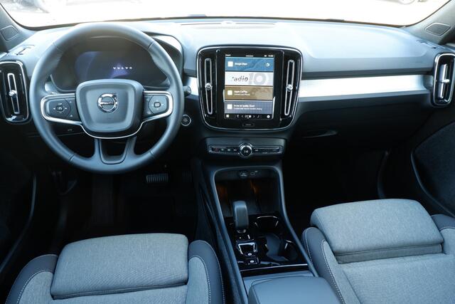 Volvo XC40 2.0 B4 Plus Dark | Verwarmbare voorstoelen | Verwarmbaar stuurwiel | Verwarmbare voorruit | Premium audio by Harman Kardon | Trekhaak | 19 inch Lichtmetalen velgen