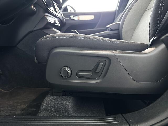 Volvo XC40 B4 Plus Dark | Parkeercamera | Stoel- en Stuurverwarming | Harman Kardon | Trekhaak