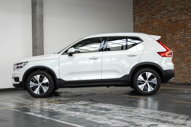 Volvo XC40 T4 Momentum Pro | 1ste Eigenaar | Dealeronderhouden | Semi Electrische Wegklapbare Trekhaak | 18'' Lichtmetalen Velgen | Parkeerverwarming | Parkeersensoren