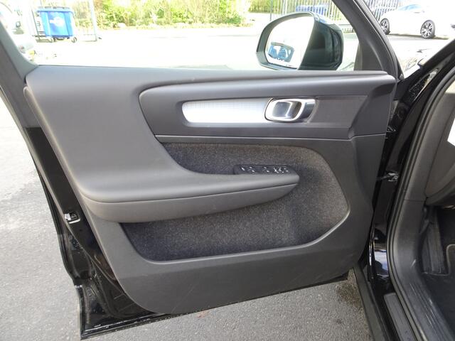 Volvo XC40 1.5 T3 Momentum Automatische airco, navigatie, stoelverwarming, trekhaak, licht metalen velgen, automaat, enz.