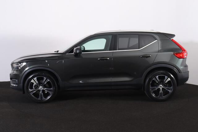 Volvo XC40 T4 Inscription - Panorama/schuifdak - Parkeercamera achter - Verwarmde voorstoelen - Parkeersensoren voor & achter - Elektr. bedienb. voorstoelen met geheugen links - Cruise control - Extra getint glas - 19' LMV