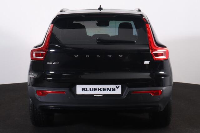Volvo XC40 Recharge P8 AWD R-Design - IntelliSafe Assist & Surround - Parkeercamera achter - Parkeersensoren voor & achter - Verwarmde voorstoelen & stuur - Warmtepomp - 19' LMV