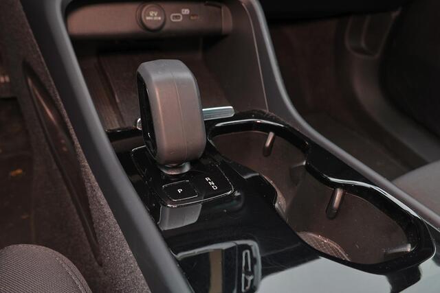 Volvo XC40 Recharge Plus 70 kWh - IntelliSafe Assist & Surround - Parkeercamera achter - Verwarmde voorstoelen & stuur - Parkeersensoren voor & achter - Draadloze tel. lader - Warmtepomp - Extra getint glas - 19' LMV