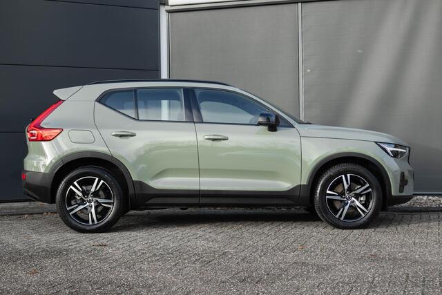 Volvo XC40 B4 Plus Dark | Verwarmbare Voorstoelen en Stuurwiel | Semi-Elektrische Trekhaak | Verwarmbare Voorruit | Premium Audio by Harman Kardon | Adaptieve Cruise Control | Park Assist