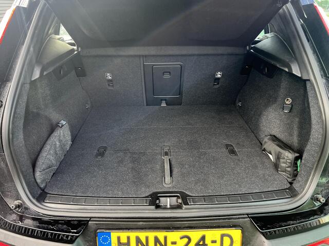 Volvo XC40 2.0 B4 Plus Dark Mild hybrid, Automaat, Driver assist, BLIS, Trekhaak semi elektrisch inklapbaar, Stoel- en stuurverwarming, Parkeercamera, Park assist voor- en achter, verwarmde voorruit