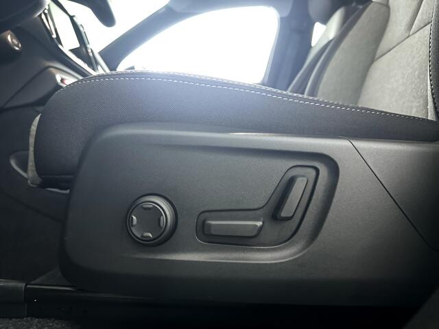 Volvo XC40 B4 Plus Dark | Parkeercamera | Stoel- en Stuurverwarming | Harman Kardon | Trekhaak