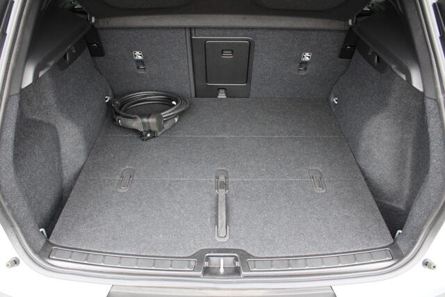 Volvo XC40 Extended Range Ultimate 82 kWh | Schuif/kanteldak | BLIS | 360 Camera | Trekhaak | H&K Audio | 20" LMV