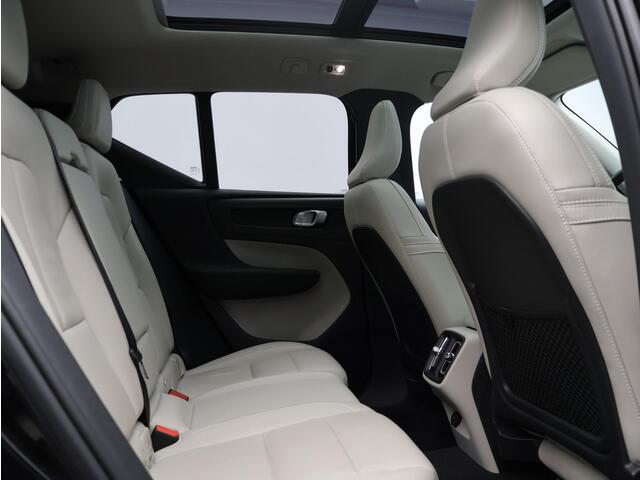 Volvo XC40 2.0 T4 Momentum Pro / Pan. dak / Trekhaak / Leder / Privacy glass / Parkeercamera /