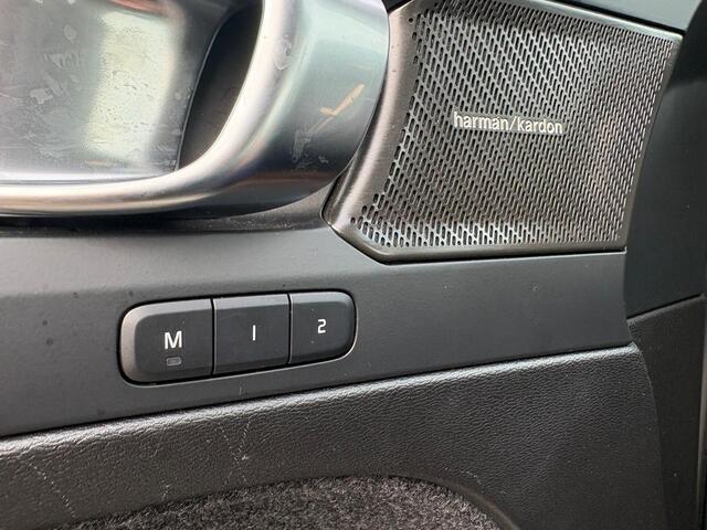 Volvo XC40 B4 Plus Dark | Harman/Kardon | Trekhaak | Elektrisch Verstelbare stoelen |