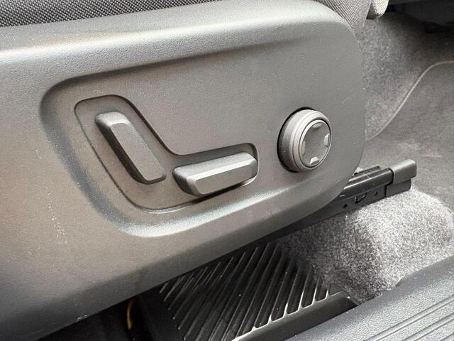 Volvo XC40 B4 Plus Dark | Harman/Kardon | Trekhaak | Elektrische Verstelbare stoelen |