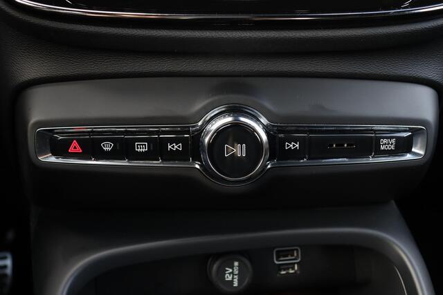 Volvo XC40 T4 Recharge R-Design - IntelliSafe Assist - Parkeercamera achter - Verwarmde voorstoelen & stuur - Draadloze tel. lader - Parkeersensoren voor & achter - High Performance audio - 19' LMV