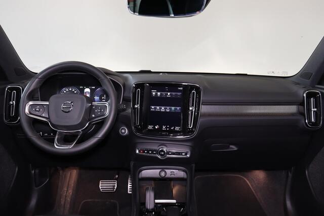Volvo XC40 T4 Recharge R-Design - IntelliSafe Assist - Parkeercamera achter - Verwarmde voorstoelen & stuur - Draadloze tel. lader - Parkeersensoren voor & achter - High Performance audio - 19' LMV