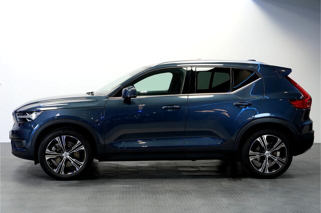 Volvo XC40 1.5 T4 Plug-in Hybrid 155kW/211pk DCT7 Inscription PANORAMADAK + EL.TREKHAAK + MATRIX LED + HARMAN/KARDON + SPORTSTOELEN + ADAPT.CRUISE + NAVI SENSUS + LANE ASSIST + PILOT ASSIST + 360 CAMERA + KEYLESS ENTRY&GO + PARKSENSOREN V&A + 19" LM-VELGEN!!